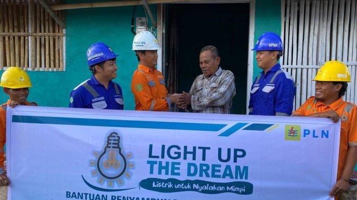 Foto bersama Penyerahan Bantuan Light Up The Dream oleh PLN UPK Maluku kepada Warga Penerima Bantuan di Ternate Maluku Utara