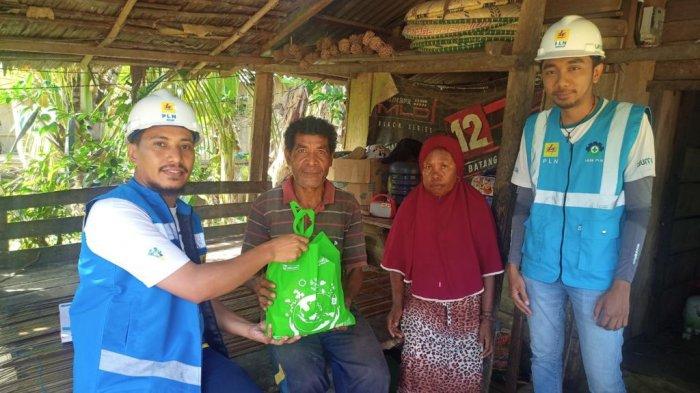 Foto bersama Penyerahan Bantuan Light Up The Dream dan bantuan sembako kepada masyarakat kurang mampu di Desa Bicoli, Kecamatan Maba Utara, Kabupaten Halmahera Timur
