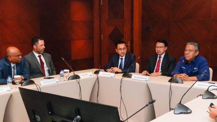 Direktur Legal dan Manejemen Human Capital PLN Yusuf Didi Setiarto (kanan) saat menyampaikan sambutannya dalam acara kerja sama pengembangan infrastruktur _midstream_ LNG _cluster_ Sulawesi-Maluku di Kantor Pusat PLN, Jakarta didampingi oleh Direktur Utama PLN EPI Iwan Agung Firstantara (kedua kanan), Direktur Gas dan BBM PLN EPI Rakhmad Dewanto (tengah), CEO of AG&P LNG and Commissioner AGP Indonesia Utama Karthik Sathyamoorthy (kiri), CEO of Nebula Energy and Vice Chairman AG&P LNG Sam Abdalla (kedua kiri).