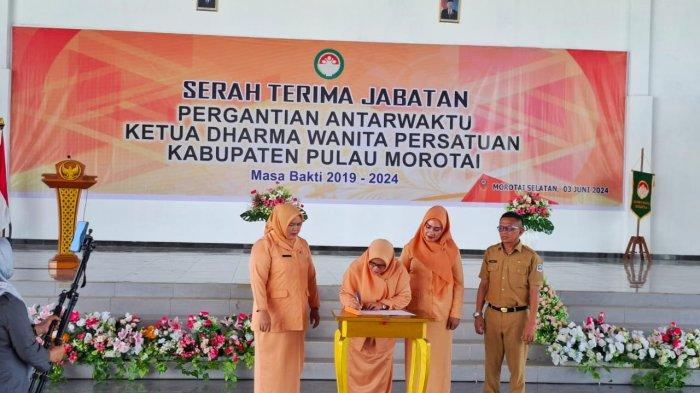 Penandatanganan surat putusan pergantian antar waktu oleh ketua DWP sebelum Nursina Rajak ke Nurlela Muhammad Umar Ali, disaksikan oleh ketua TP-PKK Provinsi Maluku Utara, Darmwati Samsudin, Senin (3/6/2024)
