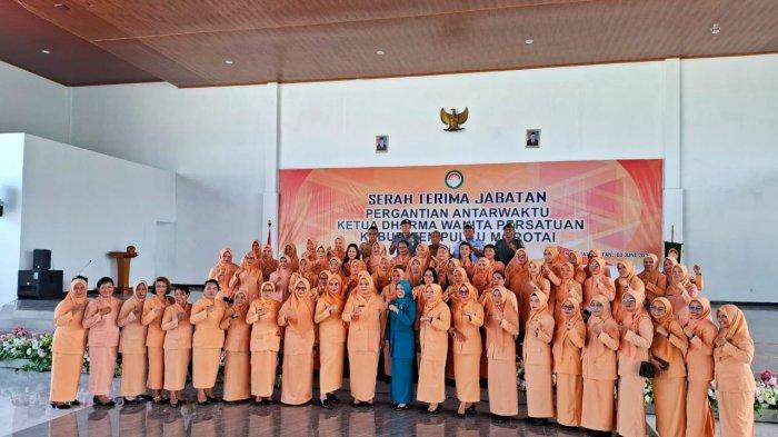 Pengurus DWP Kabupaten Pulau Morotai, foto bersama dengan ketua TP-PKK Provinsi Maluku Utara, Darmawati Samsudin, Senin (3/6/2024)