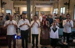 Sekda Pemkab Pulau Morotai, Provinsi Maluku Utara, Muhammad Umar Ali, didampingi plt Kadis pariwisata Sabhan Lanoni, Plt Kadis pendidikan, Ujang Bagindo serta para peserta pelatihan foto bersama dalam giat itu, Rabu (3/7/2024).