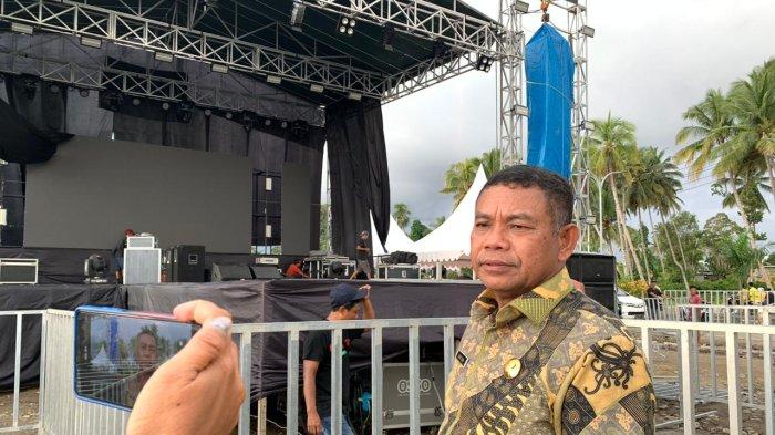 Sekda Halmahera Selatan, Maluku Utara, Safiun Radjulan ketika meninjau panggung utama pesta rakyat di kawasan UMKM Milenial, Kecamatan Bacan Selatan, Kamis (6/6/2024).