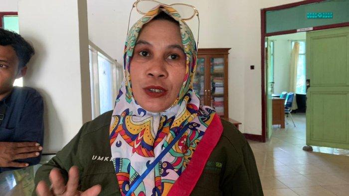 EKONOMI: Kabid UMKM Diskoperindag Halmahera Selatan Fani Djakaria ketika memberi penjelasan soal sejumlah pedagang yang diminta angkat kaki dari lapak UMKM Milenial, Kamis (7/12/2023).
