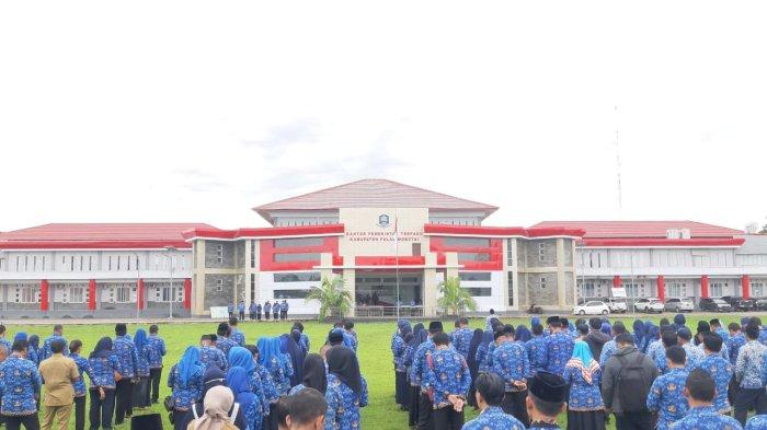ILUSTRASI Pegawai Negeri Sipil (PNS) - Dalam foto: PNS di lingkup Pemda Morotai, saat apel 17 bulan berjalan di halaman Kantor Pemerintah Terpadu Kabupaten Pulau Morotai