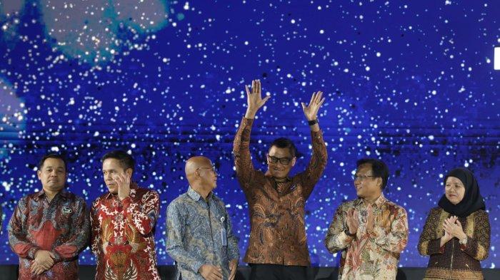 Direktur Utama PLN Darmawan Prasodjo (tiga dari kanan) berada di atas panggung sebelum menerima penghargaan kategori Sustainability pada ajang BUMN Corporate Communications and Sustainability Summit (BCOMSS) 2024 yang diselenggarakan di Senayan, Kamis (7/3) malam.
