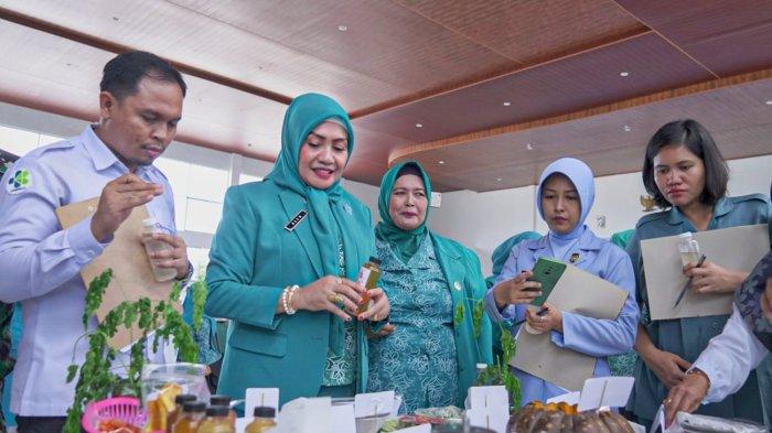 Ketua PKK Kabupaten Pulau Morotai, Provinsi Maluku Utara, Nurlela Muhammad Umar Ali saat melakukan penilaian dalam kegiatan tersebut, Rabu (8/5/2024)/