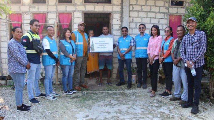 Foto Bersama Pelanggan yang Memperoleh Bantuan Token Listrik oleh PLN UP3 Tual