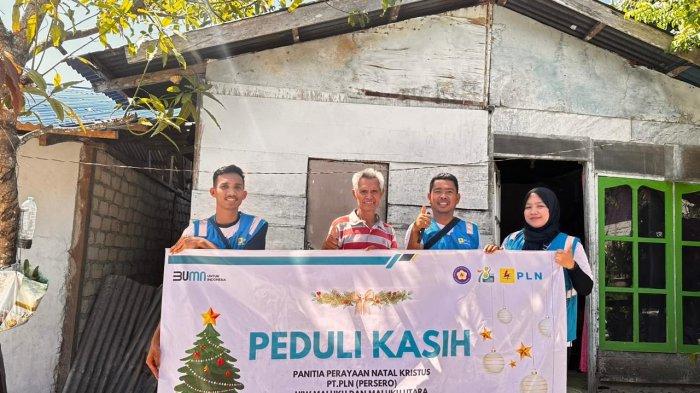 Penyerahan Voucher token listrik gratis oleh PLN UP3 Saumlaki kepada Salah satu warga Desa Olilit