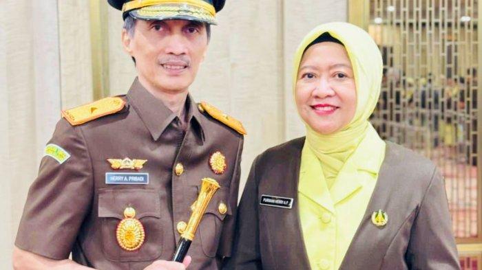 Herry Ahmad Pribadi kini resmi memegang tongkat komando Kepala Kejaksaan Tinggi Maluku Utara foto saat ia didampingi istrinya, Selasa (11/6/2024)