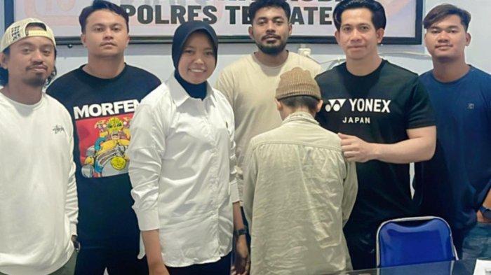 NARKOBA - Terduga pelaku dan barang bukti narkoba saat diamankan ke Satnarkoba Polres Ternate, Senin (23/6/2025).