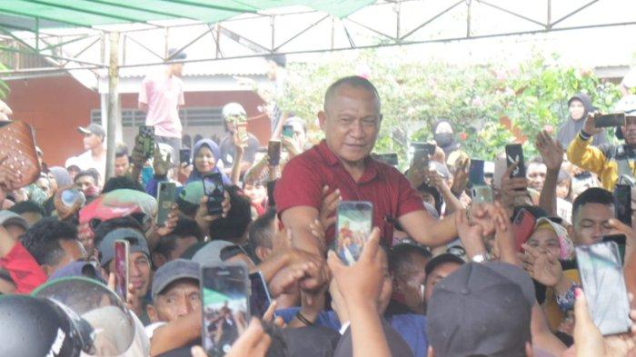 Rusli Sibua disambut ribuan warga Morotai saat pulang kampung beberapa waktu lalu
