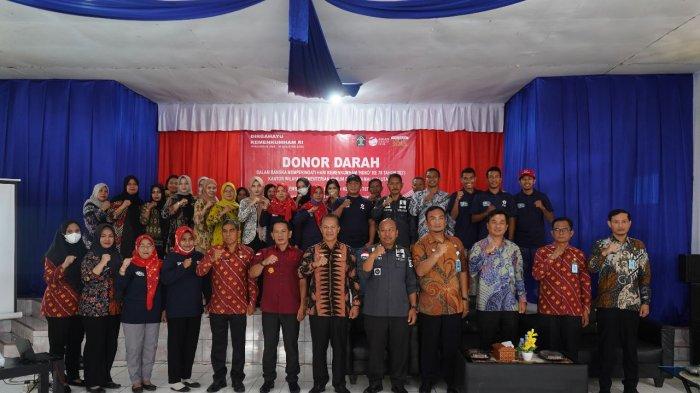 Foto bersama Kakanwil Kemenkumham Maluku Utara M Adnan dan sejumlah staf dalam kegiatan donor darah