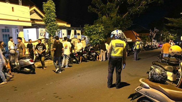 Suasana anggota Satlantas Polres Ternate datang dan memberikan himbau kepada owner Cafe Sinar Gemilang Ternate, Sabtu (13/4/2024)