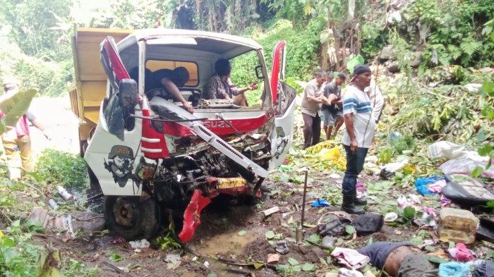 Kondisi Truk yang jatuh ke Kali Jembatan Tabesang Kecamatan Sahu Timur, Halmahera Barat, Maluku Utara, Senin (15/4/2024)