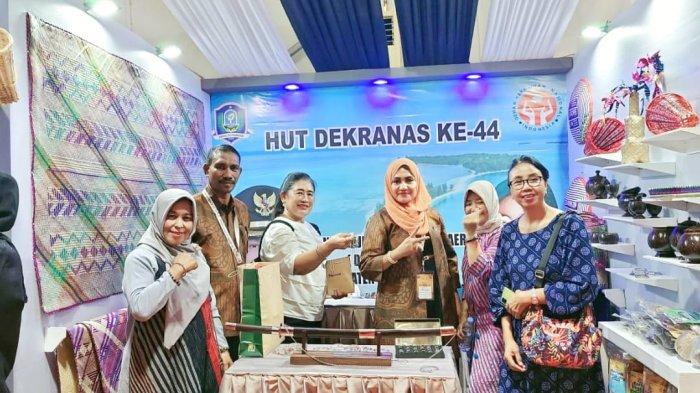 Para pengunjung saat berkunjung di stand Dekranasda Morotai dalam kegiatan tersebut, Kamis (16/5/2024)
