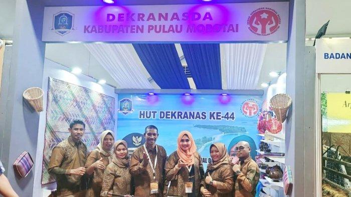 Ketua Dekranasda Kabupaten Pulau Morotai, Provinsi Maluku Utara, Nurlela Muhammad Umar Ali, dan Ketua harian Nasrun Mahasari beserta anggotanya saat foto bersama di stand Dekranasda Morotai, Kamis (16/5/2024)