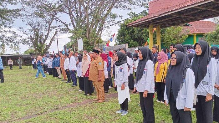 Tampak sejumlah peserta upacara 17 bulan berjalan di halaman Kantor Camat, Kecamatan Tobelo Utara, Halmahera Utara, Rabu (17/1/2024)