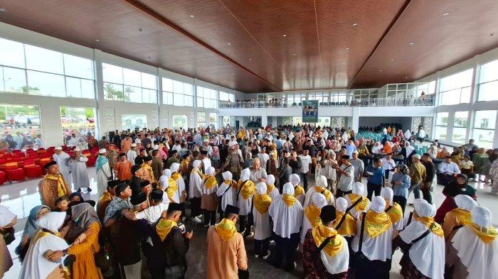 Tampak ribuan warga Morotai ikut hadir dalam acara pelepasan 48 CJH yang dilaksanakan Pemkab Pulau Morotai, Jumat (17/5/2024).