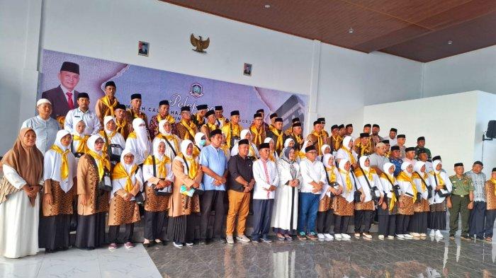 Plt Sekda Pemkab Pulau Morotai, Suriani Antarani, Forkompinda pimpinan OPD saat foto bersama dengan 48 CJH asal Morotai di acara pelepasan, Jumat (17/5/2024)