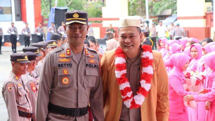 Kapolres Halmahera Timur AKBP Setyo Agus Hermawan saat mendampingi Kapolres baru AKBP Hidayatullah (Pakaian adat) menyambut kedatangannya menggunakan pakaian adat, Kamis (18/7/2024)
