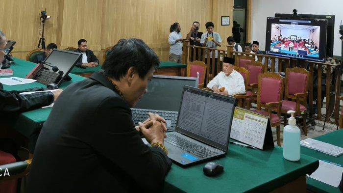 SIDANG: Suasana sidang tuntutan terdakwa mantan Gubernur Maluku Utara, Abdul Ghani Kasuba di Pengadilan Negeri Ternate, Kamis (22/8/2024)