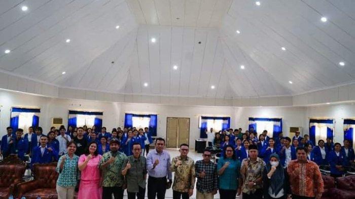 Pj Bupati Pulau Morotai Muhammad Umar Ali foto bersama para dosen dan mahasiswa UNIERA Kamis (18/4/2024).