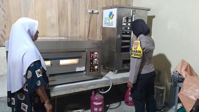 Pemeriksaan peralatan produksi sebelum melakukan pengolahan jajanan Mama Bhabin