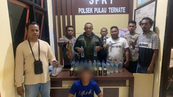 Pelaku dan barang bukti miras saat diamankan ke Polsek Pulau Terante, Rabu (19/6/2024)