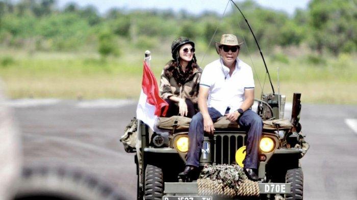 Kemesraan Benny Laos dan Istrinya Sherly Tjoanda di atas Jeep