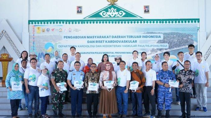 Pj Bupati Muhammad Umar Ali, dan istrinya Nurlela Muhammad Umar Ali serta pimpinan OPD dilingkup Pemkab Morotai saat foto bersama dengan pihak Departemen kardiologi Vaskular FKUI, berlangsung di Gedung Islamic Center Morotai, Desa Gotalamo, kecamatan Morotai selatan, Kamis (20/7/2923).