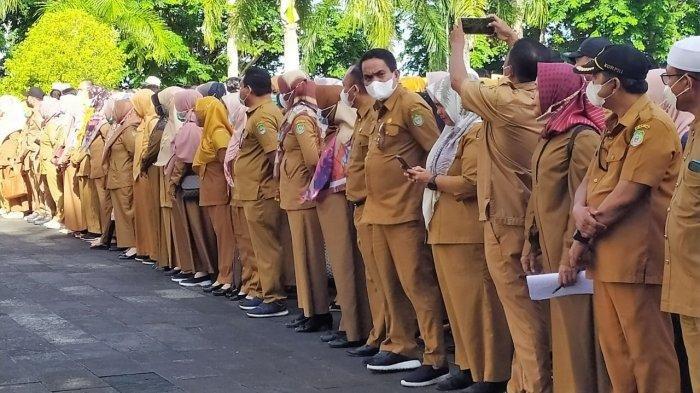 Puluhan ASN Pemprov Maluku Utara saat mengikuti apel pagi di halaman kantor Gubernur Maluku Utara, beberapa waktu lalu.
