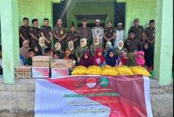 Sambut Hari Bhakti Adhyaksa Ke 63 tahun 2023, Kejari Morotai melakukan Bakti sosial dengan memberikan bantuan sembako ke pondok pesantren Hidayatullah, di Desa Cucumare, Kecamatan Morotai Selatan Barat, Kamis (20/7/2923).