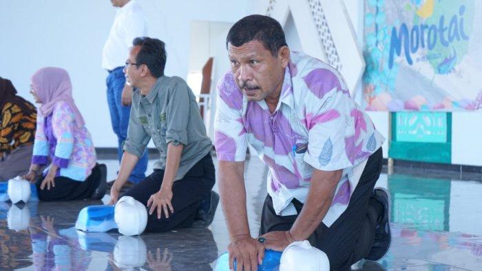 Tampak Kepala Dinas Pemuda dan Olahraga Morotai, Sunardi Barakati mengikuti praktek lapangan yang di monitor langsung oleh pihak Departemen kardiologi Vaskular FKUI, bertempat di Gedung Islamic Center Morotai, Desa Gotalamo, kecamatan Morotai selatan, Kamis (20/7/2923).