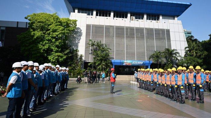 Direktur Utama PLN Darmawan Prasodjo bersama jajaran Direksi dan Direktur Utama _Subholding_ serta Anak Usaha PLN saat mengecek kesiapan personel siaga saat Apel Siaga Kelistrikan Natal 2023 dan Tahun Baru 2024 di Kantor Pusat PLN, Jakarta, Rabu (20/12).