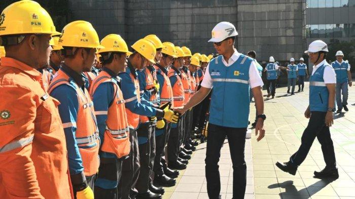 Direktur Utama PLN Darmawan Prasodjo menyalami dan memberikan semangat kepada petugas yang akan melakukan siaga kelistrikan Natal 2023 dan Tahun Baru 2024.