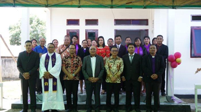 Usai meresmikan, Pj Bupati Pulau Morotai, didampingi Kepala Dinas Kesehatan, Julys Giscard, dan para jemaat foto bersama, Kamis (22/2/2024)