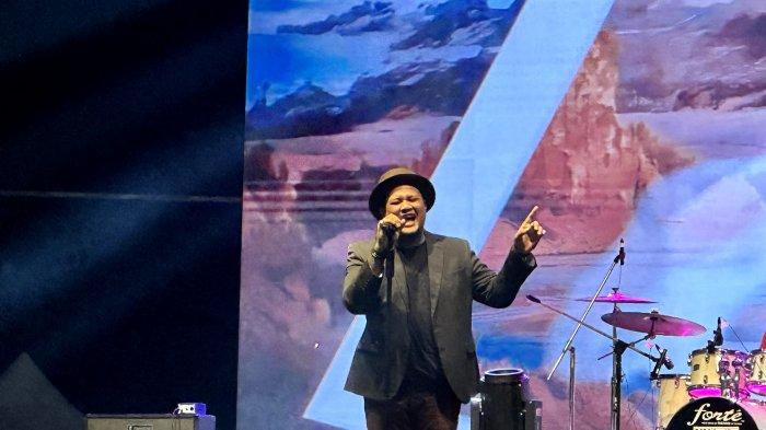Penampilan Artis Ibu Kota, Virgoun dalam acara Festival Listerasi Maluku Utara