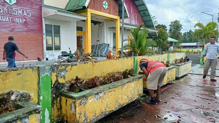Tim dari PT NHM merenovasi puskesmas di Kabupaten Halmahera Utara, Malut, Selasa (24/1/2023).