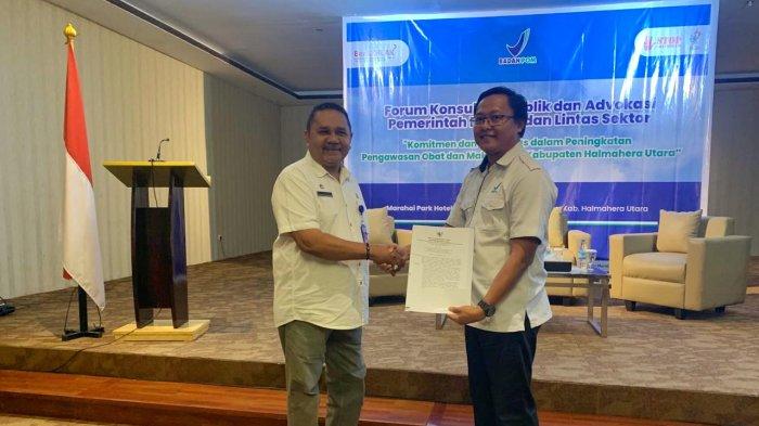 Kepala Loka POM Pulau Morotai Salman Fariesy (Kanan) dan Asisten I Bidang Pemerintahan Frederik Nelson Sahetapi (Kiri) usai menantangani kerja sama Rabu (24/4/2024)