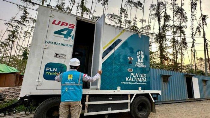 Petugas PT PLN di lokasi IKN di Penajam Kalimantan