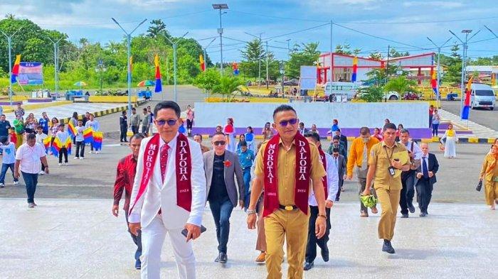 Sekda kabupaten Pulau Morotai, Provinsi Maluku Utara, Muhammad Umar Ali saat bersama rombongan masuk di gedung Morotai Christiani Center, Selasa (25/6/2024).