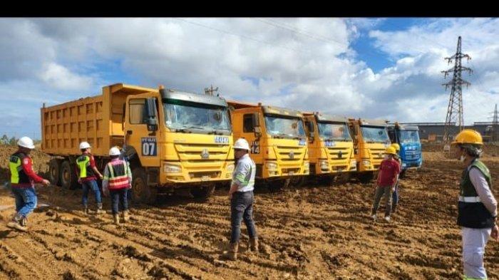 APRESIASI: Sejumlah kendaraan pengangkut bahan mentah nikel milik Harita Nickel di Halmahera Selatan, Selasa (25/7/2023).