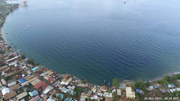 Kawasan Desa Kawasi dan pantainya di Pulau Obi, Halmahera Selatan, Maluku Utara. Foto diambil pada Minggu (26/3/2023).