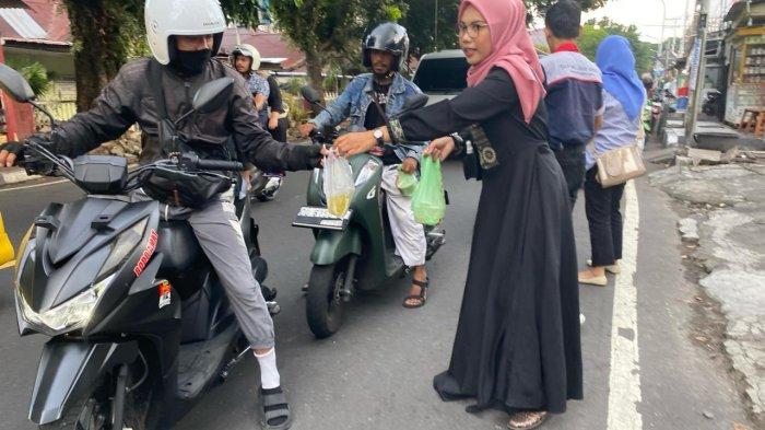 Tampak Pembagian takjil kolaborasi antara Alfamidi serta Tribunternate.com, Selasa (26/3/2024)