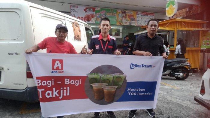 Foto bersama Branch Manager Alfamidi Manado, Achmad Basuki (Tengah) dan Manager Business Tribunternate.com, Abdul Rahman (Kanan) di sela-sela bagi-bagi takjil, Selasa (26/3/2024)
