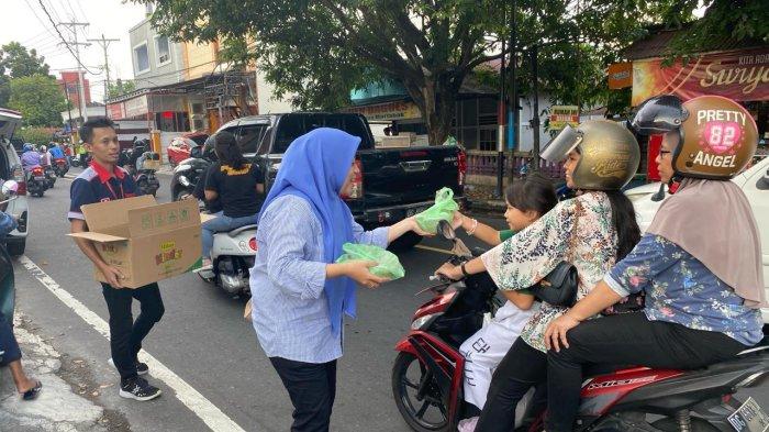 Tampak sejumlah warga antusias mengambil takjil yang dibagikan Alfamidi berkolaborasi dengan Tribunternate.com