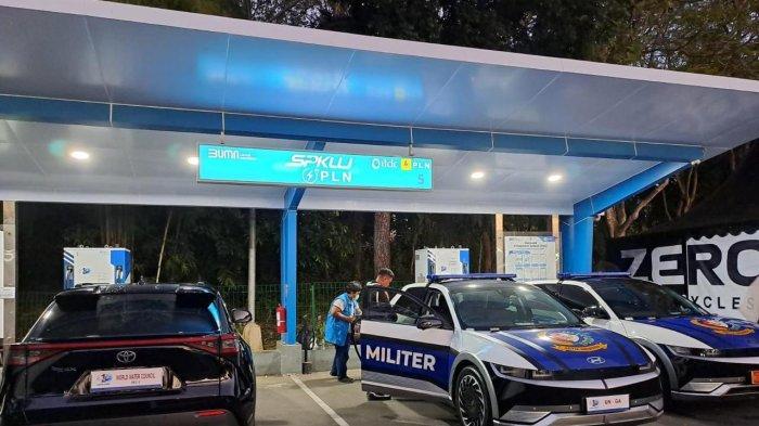 Suasana pengisian satu mobil listrik yang mengawal delegasi KTT WWF dengan layanan EV Charger dan personel PLN di area Nusa Dua, Bali.