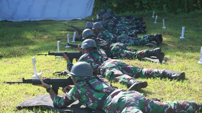 ATURAN: Anggota TNI AD Kodim 1509 Labuha, Halmahera Selatan, Maluku Utara sedang latihan menembak, Senin (26/6/2023). DPR RI resmi menetapkan RUU nomor 34 tahun 2004 tentang Tentara Nasional Indonesia (TNI) menjadi undang-undang
