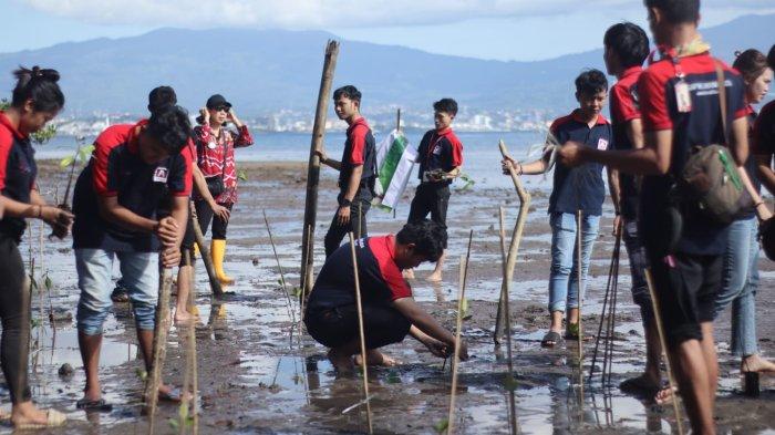 Penanaman pohon oleh pihak Alfamidi di Manado, Sulawesi Utara